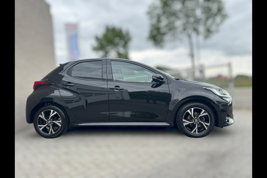Toyota Yaris 1.5 VVT-i First Edition LED / CARPLAY / STOELVERW. / CAMERA / LANE ASSIST / CRUISE CONTROL / DEALER OND.
