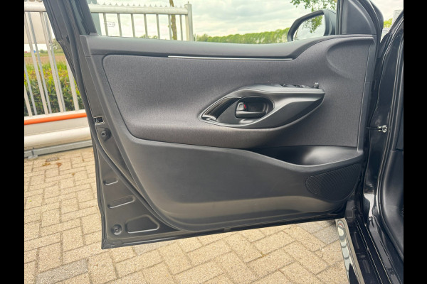 Toyota Yaris 1.5 VVT-i First Edition LED / CARPLAY / STOELVERW. / CAMERA / LANE ASSIST / CRUISE CONTROL / DEALER OND.