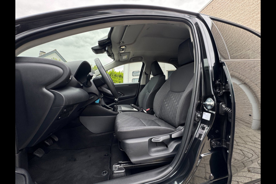 Toyota Yaris 1.5 VVT-i First Edition LED / CARPLAY / STOELVERW. / CAMERA / LANE ASSIST / CRUISE CONTROL / DEALER OND.