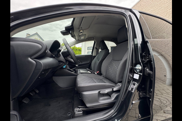 Toyota Yaris 1.5 VVT-i First Edition LED / CARPLAY / STOELVERW. / CAMERA / LANE ASSIST / CRUISE CONTROL / DEALER OND.