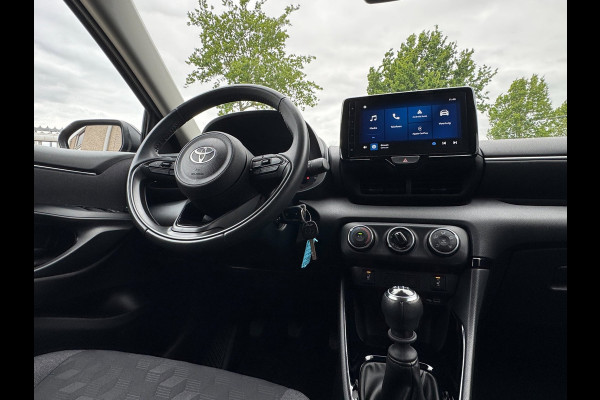 Toyota Yaris 1.5 VVT-i First Edition LED / CARPLAY / STOELVERW. / CAMERA / LANE ASSIST / CRUISE CONTROL / DEALER OND.