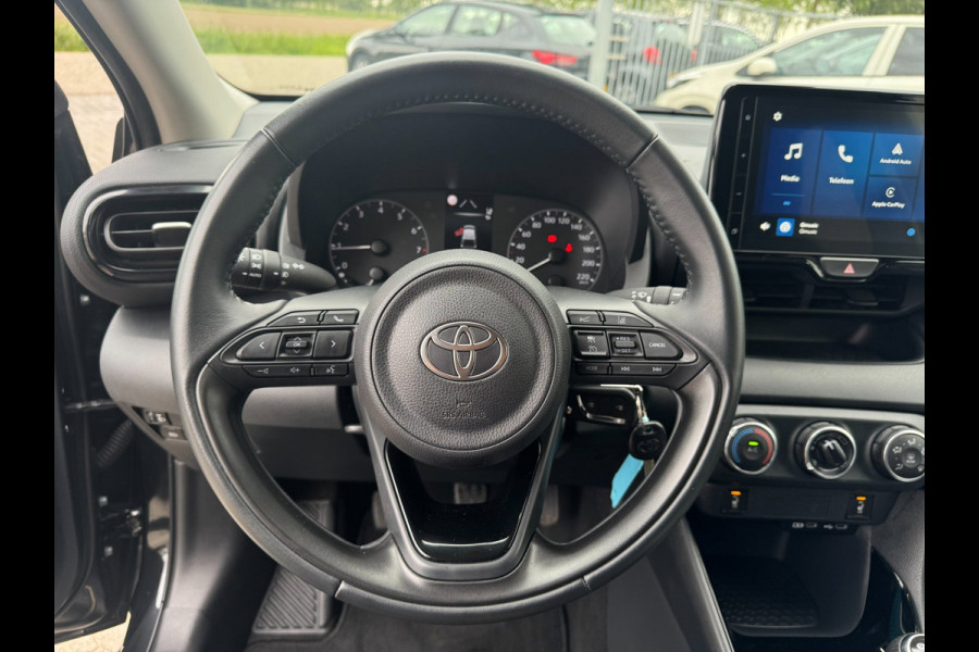 Toyota Yaris 1.5 VVT-i First Edition LED / CARPLAY / STOELVERW. / CAMERA / LANE ASSIST / CRUISE CONTROL / DEALER OND.