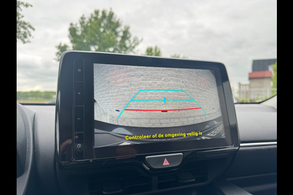 Toyota Yaris 1.5 VVT-i First Edition LED / CARPLAY / STOELVERW. / CAMERA / LANE ASSIST / CRUISE CONTROL / DEALER OND.