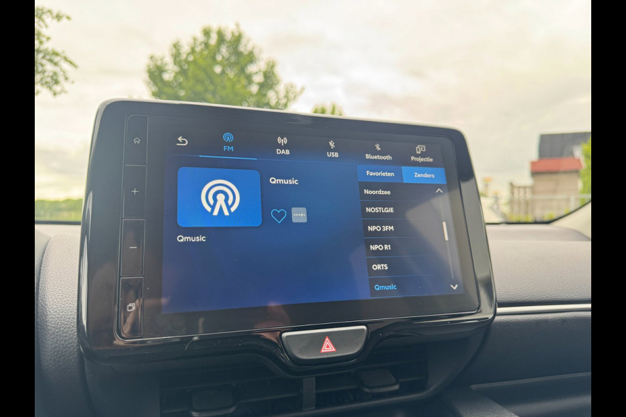 Toyota Yaris 1.5 VVT-i First Edition LED / CARPLAY / STOELVERW. / CAMERA / LANE ASSIST / CRUISE CONTROL / DEALER OND.
