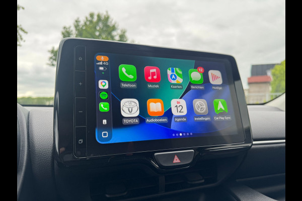 Toyota Yaris 1.5 VVT-i First Edition LED / CARPLAY / STOELVERW. / CAMERA / LANE ASSIST / CRUISE CONTROL / DEALER OND.