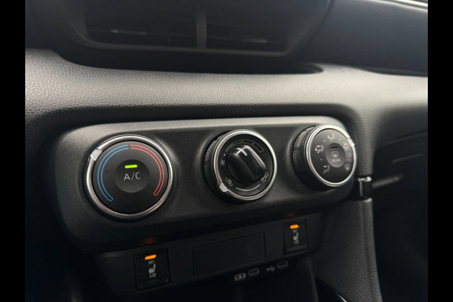 Toyota Yaris 1.5 VVT-i First Edition LED / CARPLAY / STOELVERW. / CAMERA / LANE ASSIST / CRUISE CONTROL / DEALER OND.