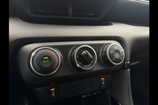 Toyota Yaris 1.5 VVT-i First Edition LED / CARPLAY / STOELVERW. / CAMERA / LANE ASSIST / CRUISE CONTROL / DEALER OND.