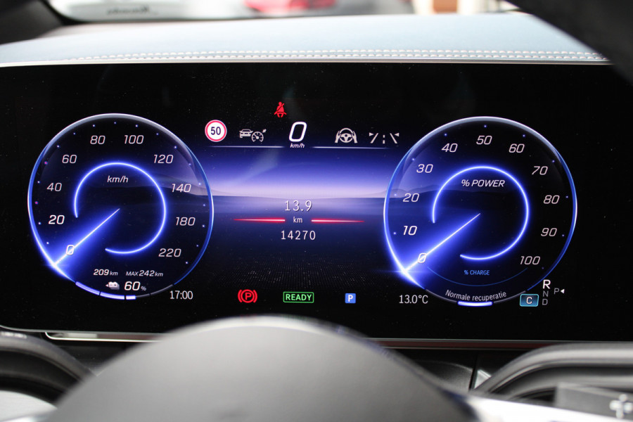 Mercedes-Benz Eqv 300 L2 / AMG / Luchtvering / Dubbele Cabine / Black Edition / 360 Camera / Vol Opties / NIEUWSTAAT