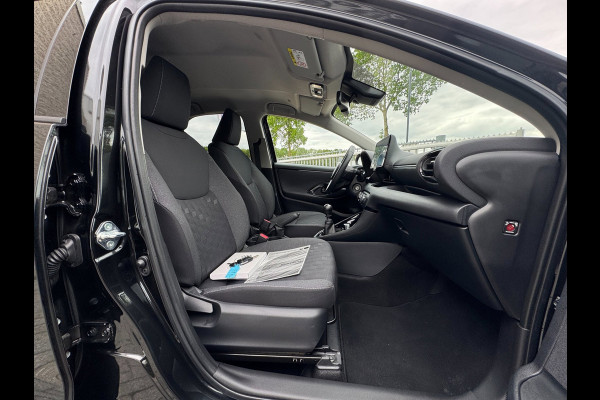 Toyota Yaris 1.5 VVT-i First Edition LED / CARPLAY / STOELVERW. / CAMERA / LANE ASSIST / CRUISE CONTROL / DEALER OND.