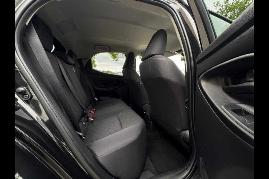 Toyota Yaris 1.5 VVT-i First Edition LED / CARPLAY / STOELVERW. / CAMERA / LANE ASSIST / CRUISE CONTROL / DEALER OND.