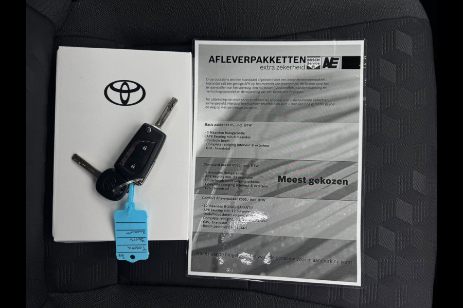 Toyota Yaris 1.5 VVT-i First Edition LED / CARPLAY / STOELVERW. / CAMERA / LANE ASSIST / CRUISE CONTROL / DEALER OND.
