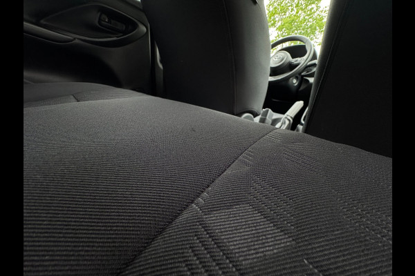 Toyota Yaris 1.5 VVT-i First Edition LED / CARPLAY / STOELVERW. / CAMERA / LANE ASSIST / CRUISE CONTROL / DEALER OND.