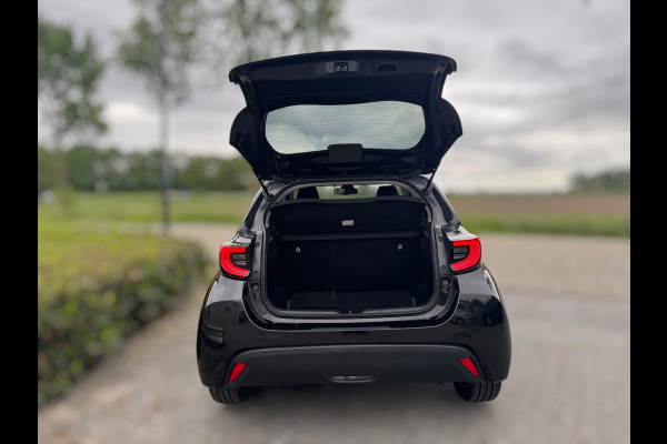 Toyota Yaris 1.5 VVT-i First Edition LED / CARPLAY / STOELVERW. / CAMERA / LANE ASSIST / CRUISE CONTROL / DEALER OND.