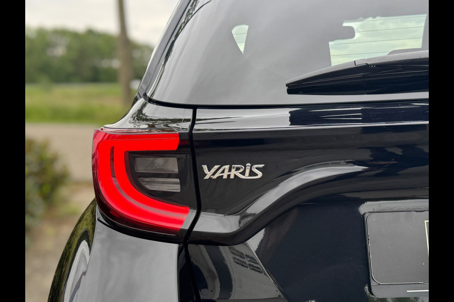 Toyota Yaris 1.5 VVT-i First Edition LED / CARPLAY / STOELVERW. / CAMERA / LANE ASSIST / CRUISE CONTROL / DEALER OND.