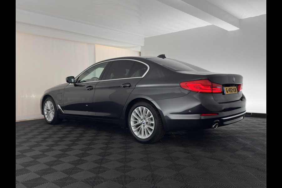 BMW 5 Serie 530e iPerformance eDrive Edition (INCL.BTW) Aut. *HEAD-UP | LUXURY-LEATHER | FULL-LED | SOFT-CLOSE | TOP-VIEW | MEMORY-PACK | DIGI-COCKPIT | NAVI-FULLMAP | HEATED-COMFORTSEATS | PRIVACY-GLASS | ECC | PDC | 18''ALU*
