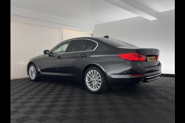 BMW 5 Serie 530e iPerformance eDrive Edition (INCL.BTW) Aut. *HEAD-UP | LUXURY-LEATHER | FULL-LED | SOFT-CLOSE | TOP-VIEW | MEMORY-PACK | DIGI-COCKPIT | NAVI-FULLMAP | HEATED-COMFORTSEATS | PRIVACY-GLASS | ECC | PDC | 18''ALU*