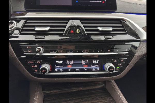 BMW 5 Serie 530e iPerformance eDrive Edition (INCL.BTW) Aut. *HEAD-UP | LUXURY-LEATHER | FULL-LED | SOFT-CLOSE | TOP-VIEW | MEMORY-PACK | DIGI-COCKPIT | NAVI-FULLMAP | HEATED-COMFORTSEATS | PRIVACY-GLASS | ECC | PDC | 18''ALU*