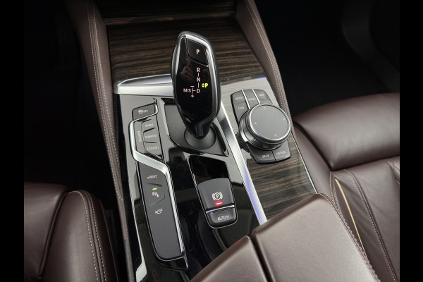 BMW 5 Serie 530e iPerformance eDrive Edition (INCL.BTW) Aut. *HEAD-UP | LUXURY-LEATHER | FULL-LED | SOFT-CLOSE | TOP-VIEW | MEMORY-PACK | DIGI-COCKPIT | NAVI-FULLMAP | HEATED-COMFORTSEATS | PRIVACY-GLASS | ECC | PDC | 18''ALU*