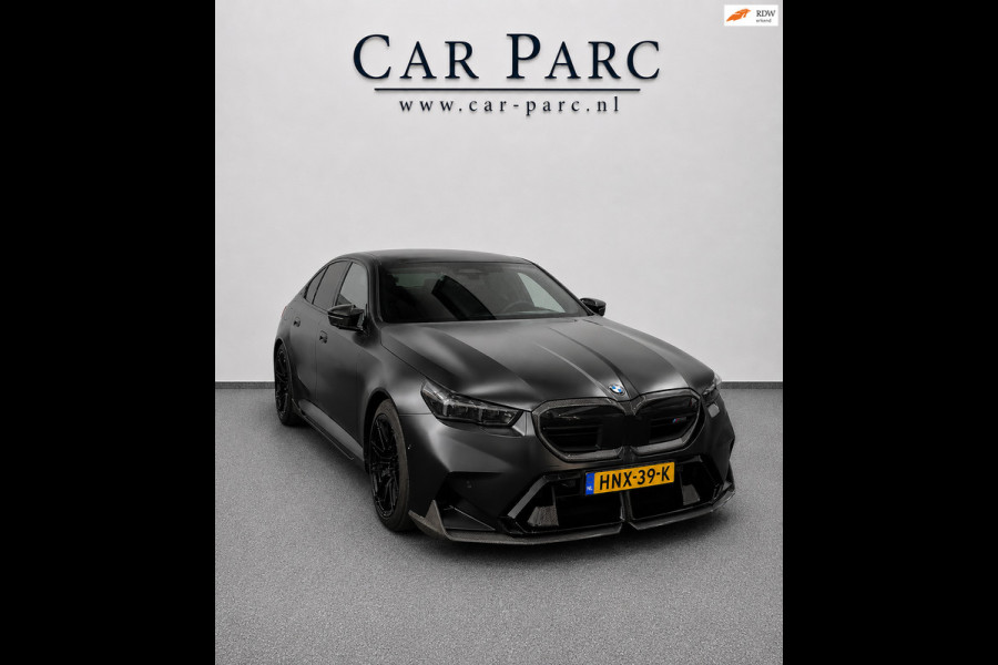 BMW 5 Serie M5 1000+PK BTW/AKRAPOVIC/FULL PPF XPEL/KERAMISCH/CARBON M-PERFORMANCE/EVENTURI/22 & 23” VOSSEN/B&W/PANO/HUD/F.GARANTIE
