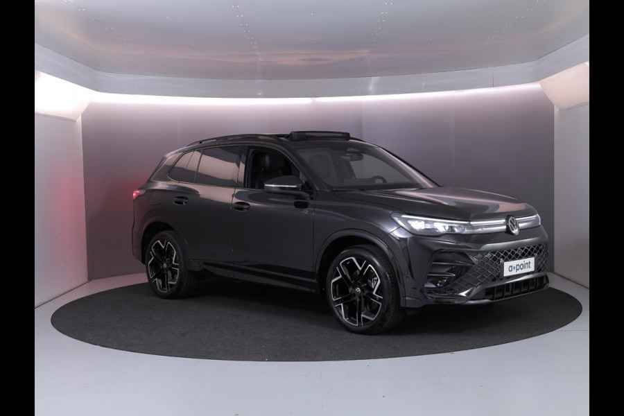Volkswagen Tiguan 1.5 eHybrid R-Line Edition 272 pk Automaat (DSG) | Verlengde garantie | Navigatie | Panoramadak | Trekhaak (wegklapbaar) | Stoelverwarming v/a | Black Style pakket | R-Line |