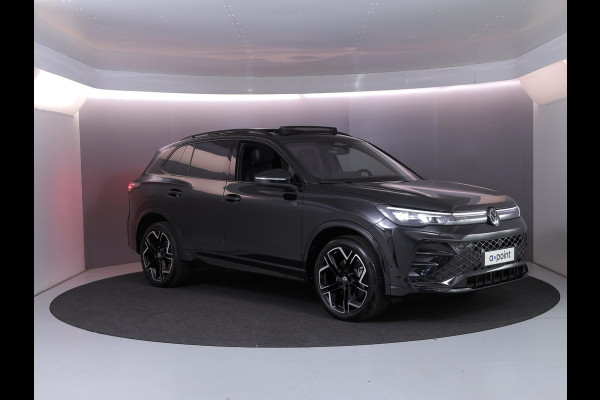 Volkswagen Tiguan 1.5 eHybrid R-Line Edition 272 pk Automaat (DSG) | Verlengde garantie | Navigatie | Panoramadak | Trekhaak (wegklapbaar) | Stoelverwarming v/a | Black Style pakket | R-Line |