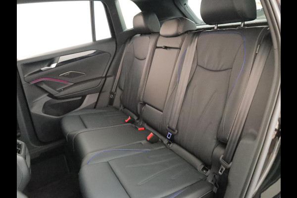 Volkswagen Tiguan 1.5 eHybrid R-Line Edition 272 pk Automaat (DSG) | Verlengde garantie | Navigatie | Panoramadak | Trekhaak (wegklapbaar) | Stoelverwarming v/a | Black Style pakket | R-Line |