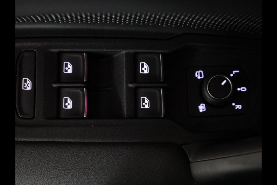 Volkswagen Tiguan 1.5 eHybrid R-Line Edition 272 pk Automaat (DSG) | Verlengde garantie | Navigatie | Panoramadak | Trekhaak (wegklapbaar) | Stoelverwarming v/a | Black Style pakket | R-Line |