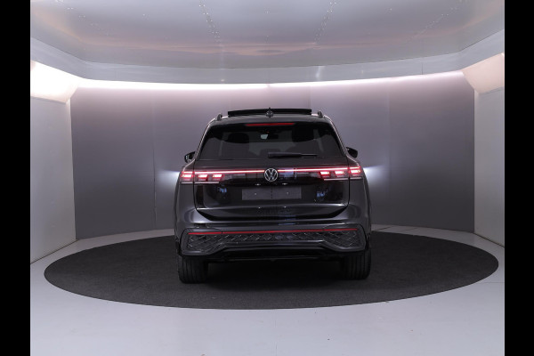 Volkswagen Tiguan 1.5 eHybrid R-Line Edition 272 pk Automaat (DSG) | Verlengde garantie | Navigatie | Panoramadak | Trekhaak (wegklapbaar) | Stoelverwarming v/a | Black Style pakket | R-Line |