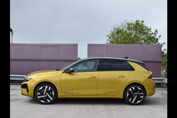 Opel Astra Electric 58 kWh Ultimate | Schuif / kanteldak | Alcantara bekleding | LED Intellilux verlichting | Parkeersensoren met camera |