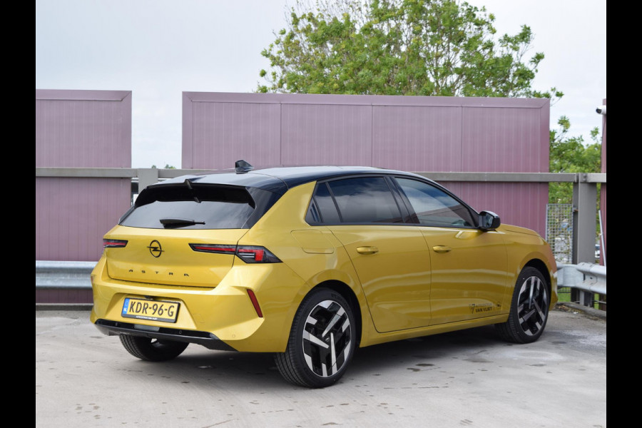 Opel Astra Electric 58 kWh Ultimate | Schuif / kanteldak | Alcantara bekleding | LED Intellilux verlichting | Parkeersensoren met camera |