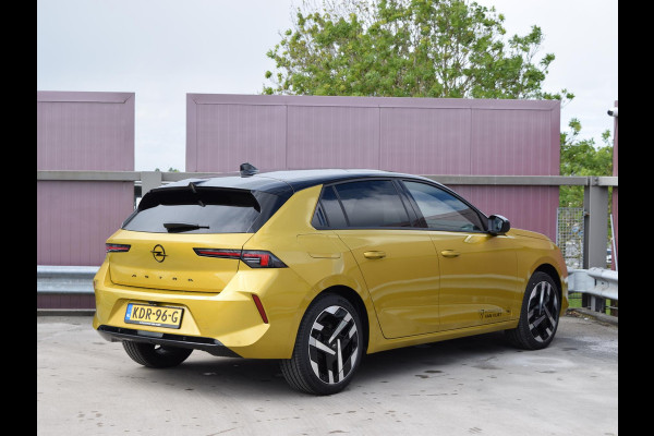 Opel Astra Electric 58 kWh Ultimate | Schuif / kanteldak | Alcantara bekleding | LED Intellilux verlichting | Parkeersensoren met camera |