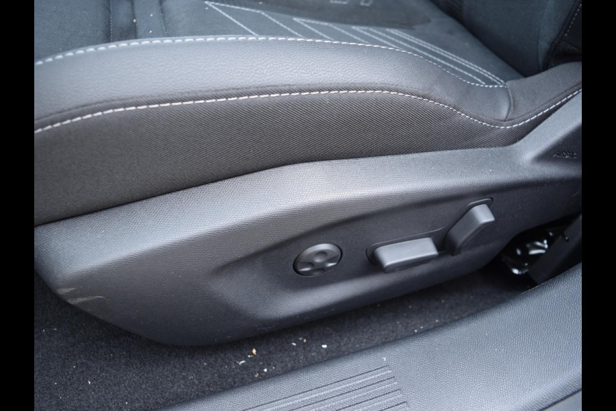 Opel Astra Electric 58 kWh Ultimate | Schuif / kanteldak | Alcantara bekleding | LED Intellilux verlichting | Parkeersensoren met camera |
