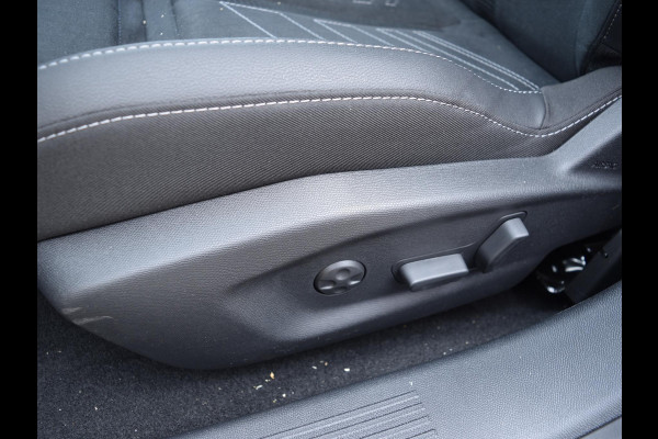 Opel Astra Electric 58 kWh Ultimate | Schuif / kanteldak | Alcantara bekleding | LED Intellilux verlichting | Parkeersensoren met camera |