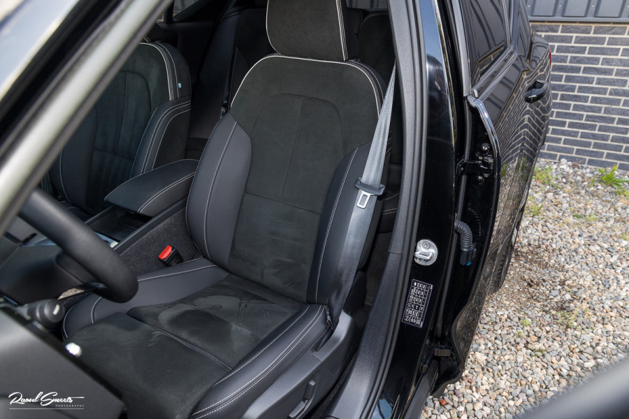 Volvo XC40 1.5 T5 Plug-in hybrid Ultimate Dark | Panorama dak | Adaptieve cruise | Harman Kardon | Blis | Memory |
