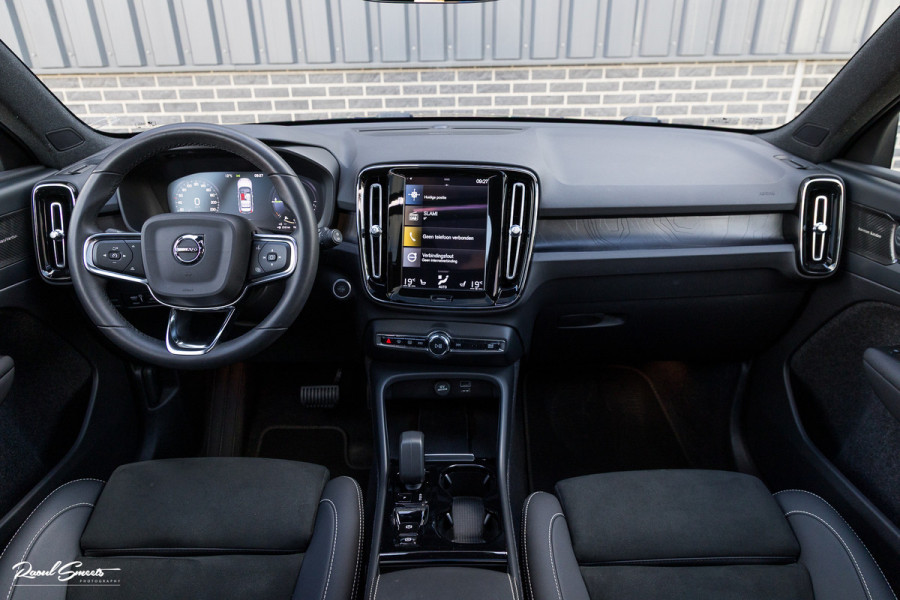 Volvo XC40 1.5 T5 Plug-in hybrid Ultimate Dark | Panorama dak | Adaptieve cruise | Harman Kardon | Blis | Memory |