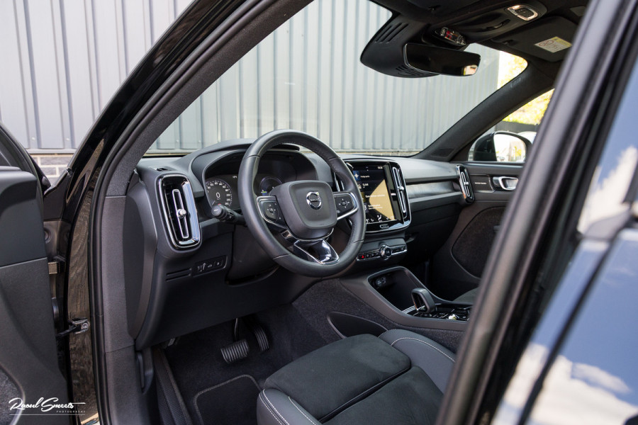 Volvo XC40 1.5 T5 Plug-in hybrid Ultimate Dark | Panorama dak | Adaptieve cruise | Harman Kardon | Blis | Memory |
