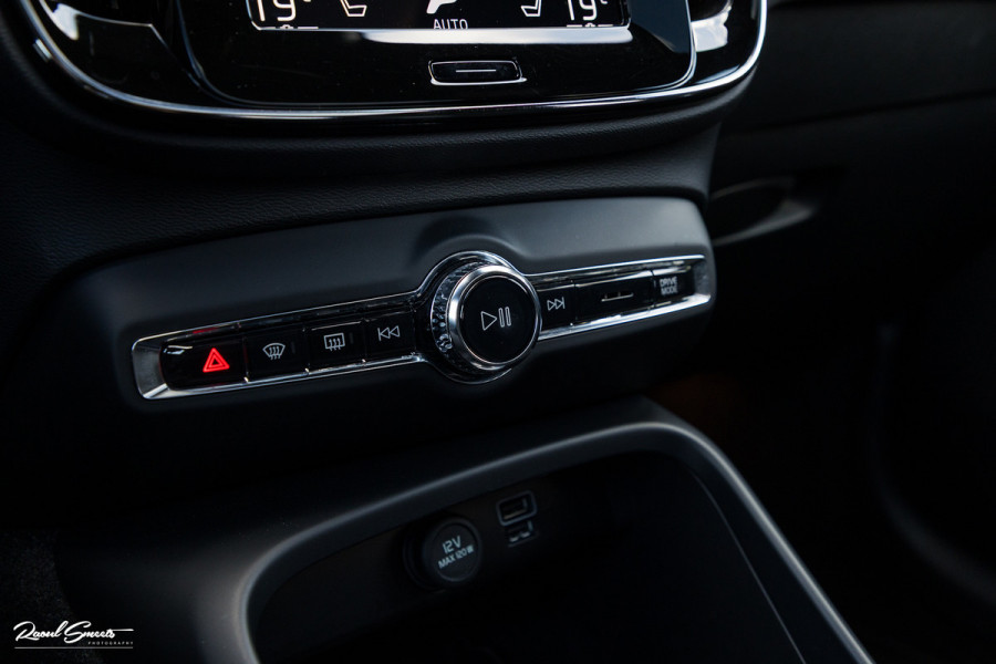 Volvo XC40 1.5 T5 Plug-in hybrid Ultimate Dark | Panorama dak | Adaptieve cruise | Harman Kardon | Blis | Memory |