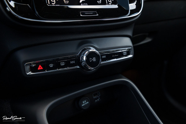 Volvo XC40 1.5 T5 Plug-in hybrid Ultimate Dark | Panorama dak | Adaptieve cruise | Harman Kardon | Blis | Memory |