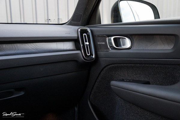 Volvo XC40 1.5 T5 Plug-in hybrid Ultimate Dark | Panorama dak | Adaptieve cruise | Harman Kardon | Blis | Memory |