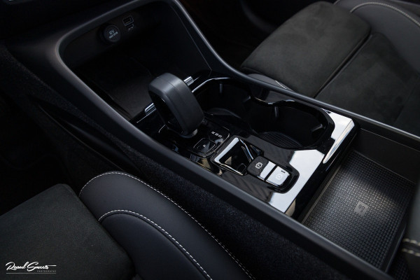 Volvo XC40 1.5 T5 Plug-in hybrid Ultimate Dark | Panorama dak | Adaptieve cruise | Harman Kardon | Blis | Memory |