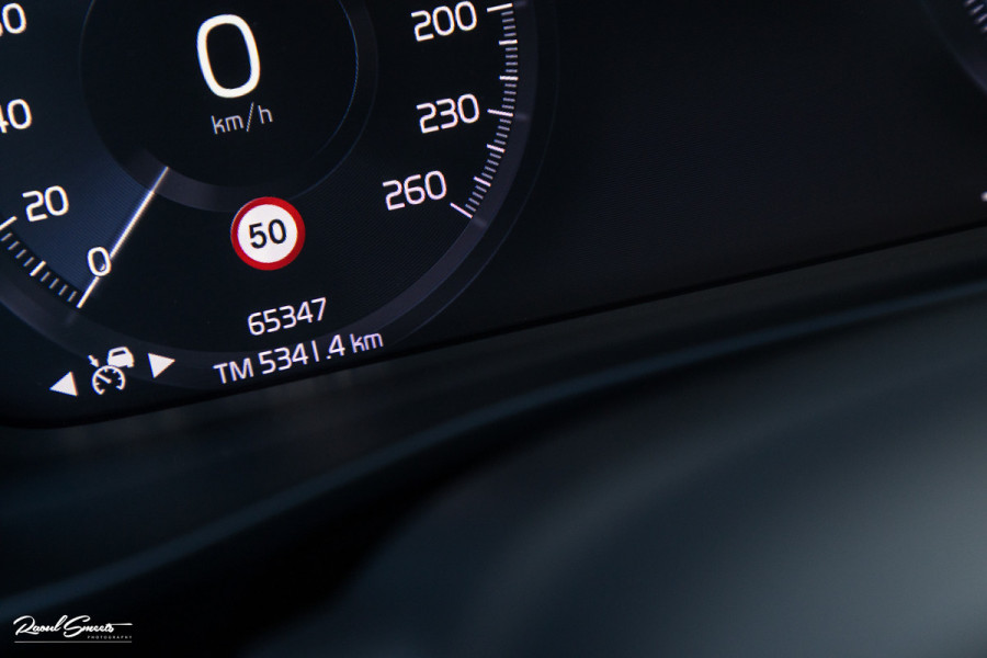 Volvo XC40 1.5 T5 Plug-in hybrid Ultimate Dark | Panorama dak | Adaptieve cruise | Harman Kardon | Blis | Memory |