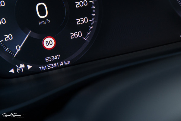 Volvo XC40 1.5 T5 Plug-in hybrid Ultimate Dark | Panorama dak | Adaptieve cruise | Harman Kardon | Blis | Memory |