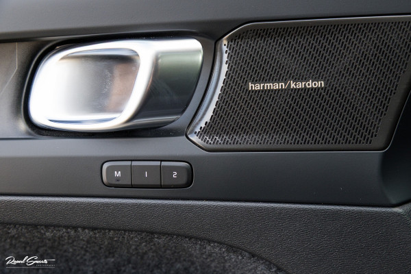 Volvo XC40 1.5 T5 Plug-in hybrid Ultimate Dark | Panorama dak | Adaptieve cruise | Harman Kardon | Blis | Memory |