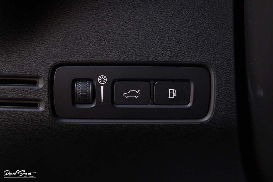 Volvo XC40 1.5 T5 Plug-in hybrid Ultimate Dark | Panorama dak | Adaptieve cruise | Harman Kardon | Blis | Memory |