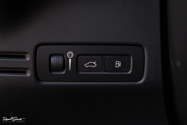 Volvo XC40 1.5 T5 Plug-in hybrid Ultimate Dark | Panorama dak | Adaptieve cruise | Harman Kardon | Blis | Memory |