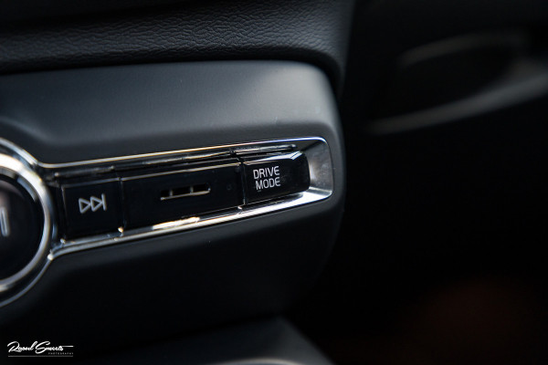 Volvo XC40 1.5 T5 Plug-in hybrid Ultimate Dark | Panorama dak | Adaptieve cruise | Harman Kardon | Blis | Memory |
