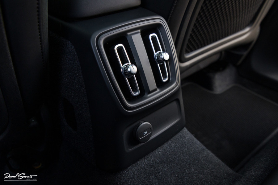 Volvo XC40 1.5 T5 Plug-in hybrid Ultimate Dark | Panorama dak | Adaptieve cruise | Harman Kardon | Blis | Memory |