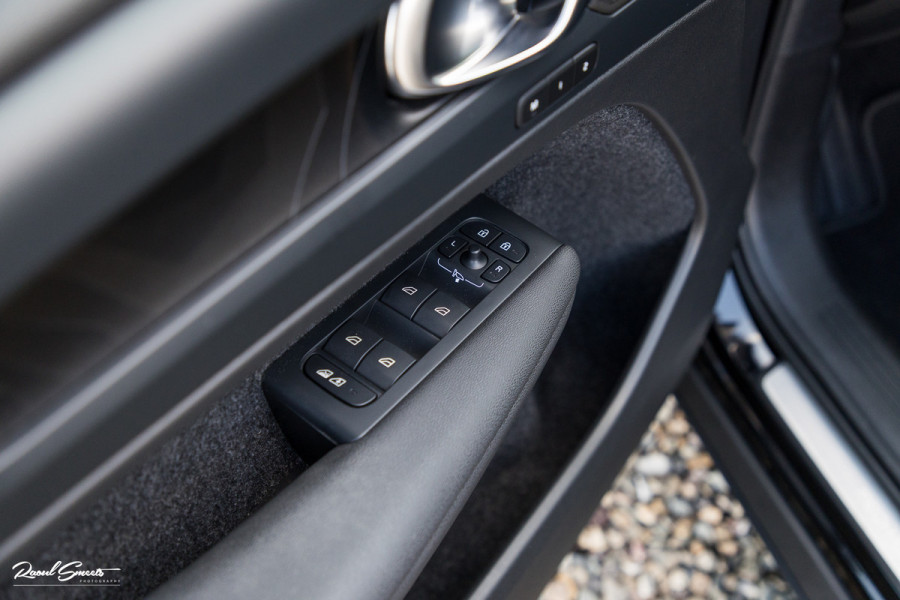 Volvo XC40 1.5 T5 Plug-in hybrid Ultimate Dark | Panorama dak | Adaptieve cruise | Harman Kardon | Blis | Memory |