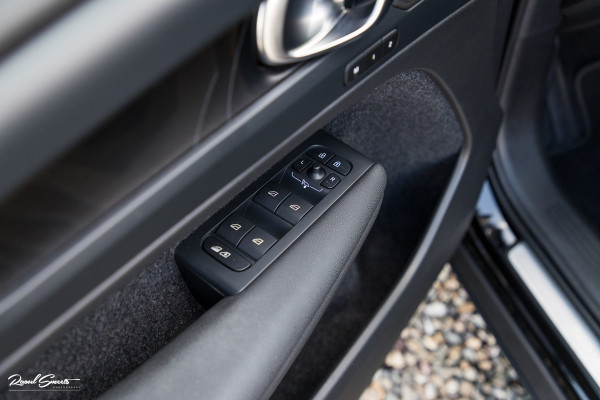Volvo XC40 1.5 T5 Plug-in hybrid Ultimate Dark | Panorama dak | Adaptieve cruise | Harman Kardon | Blis | Memory |