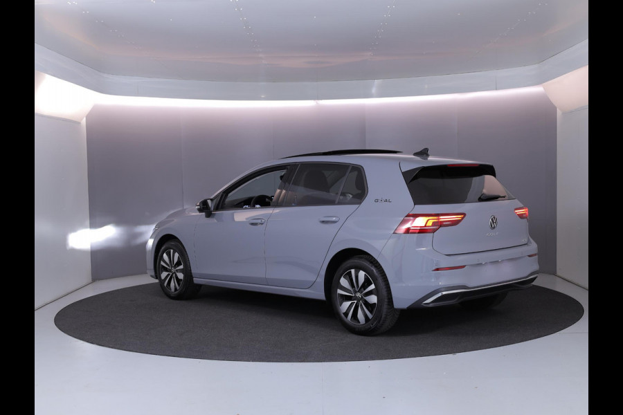 Volkswagen Golf 1.5 eTSI Life Edition GOAL 116 pk Automaat (DSG) | Verlengde garantie | Navigatie | Panoramadak | Parkeersensoren | Autom. airco (3 zones) | Stoelverwarming |